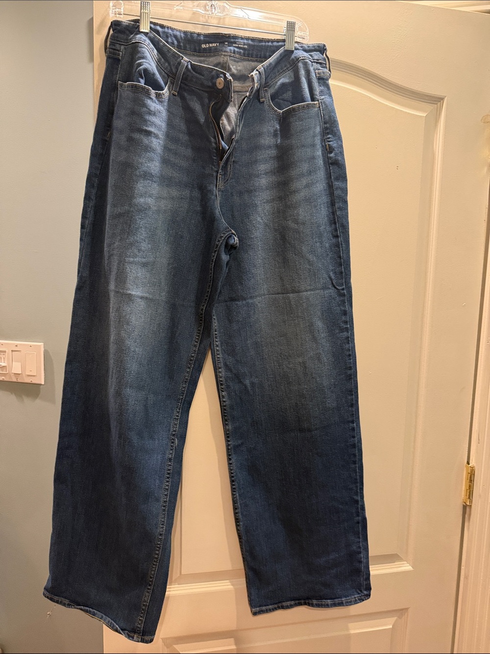 Old Navy Wide-Leg Jeans in Medium Dark Blue